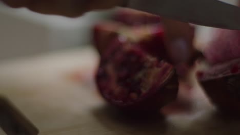 persona prepara la fruta de la granada con un cuchillo