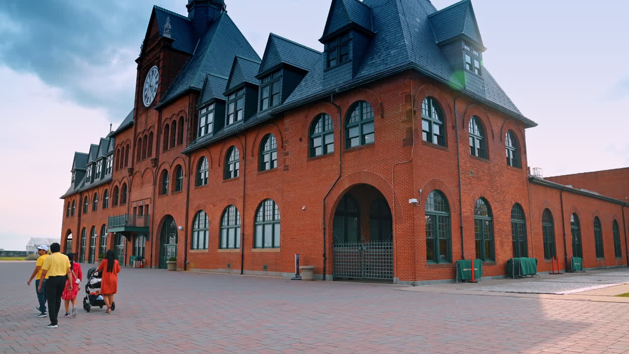 Jersey City, USA, 14. juli 2025: Vidvinkelbillede af Liberty State Parks historiske terminal i Jersey City. Et bredt perspektiv af Liberty State Parks røde murstensterminal