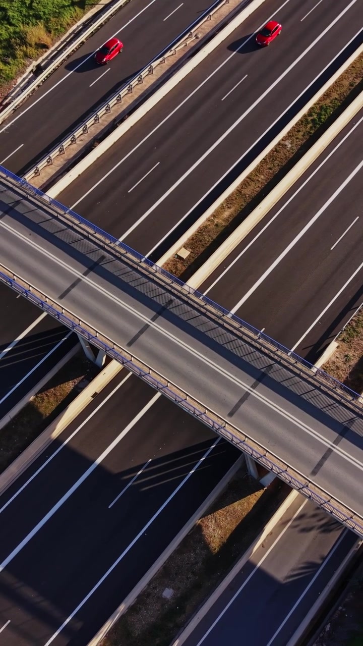Autostrade trafficate in Spagna di giorno con veicoli sulle strade