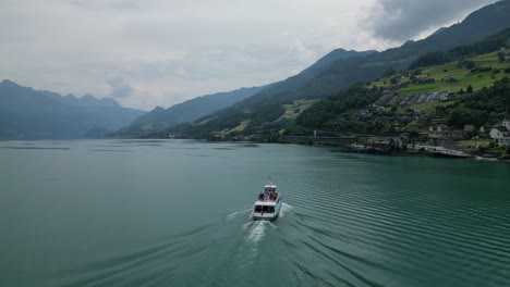 Ruhige-Bootsfahrt-Im-Blauen-Seewasser-Vor-Der-Naturkulisse-Der-Schweiz