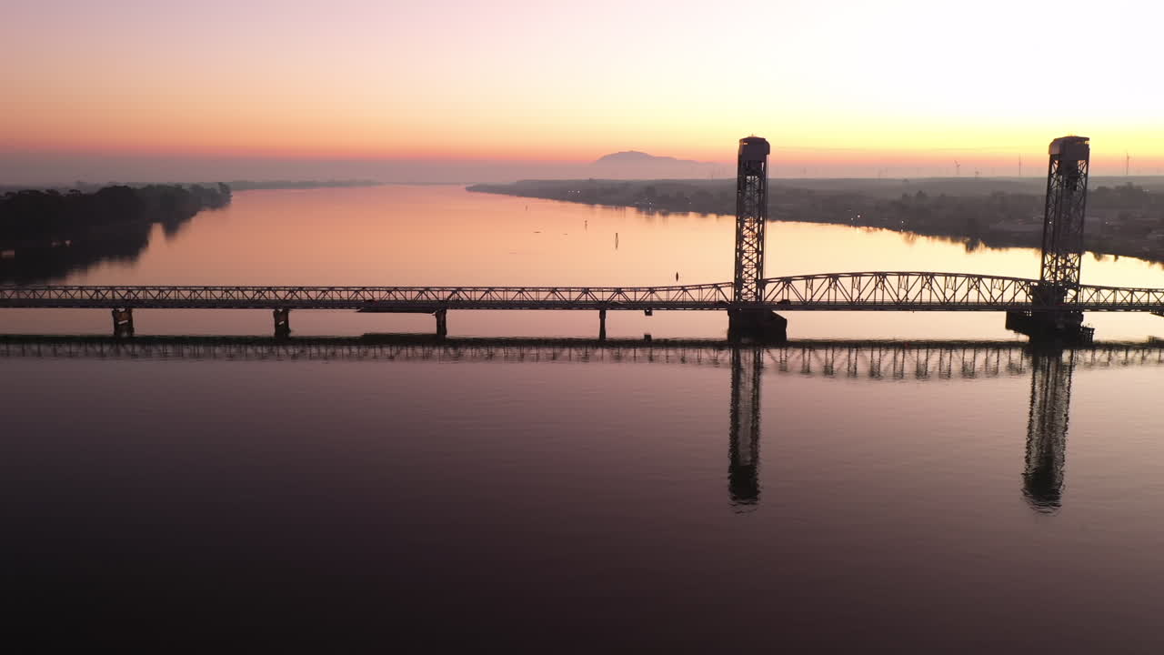 새크라멘토 강 위의 헬렌 마데 기념 다리