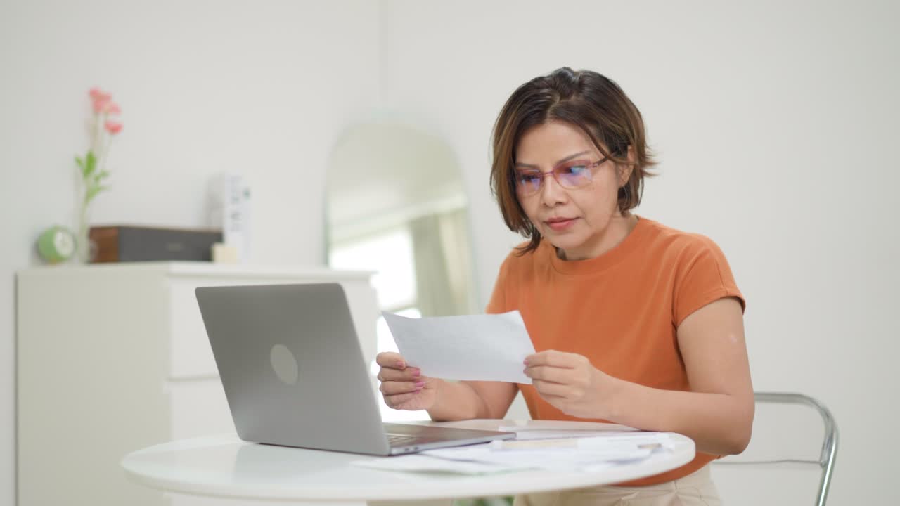 mujer independiente mirando documentos que necesitan ser tratados.