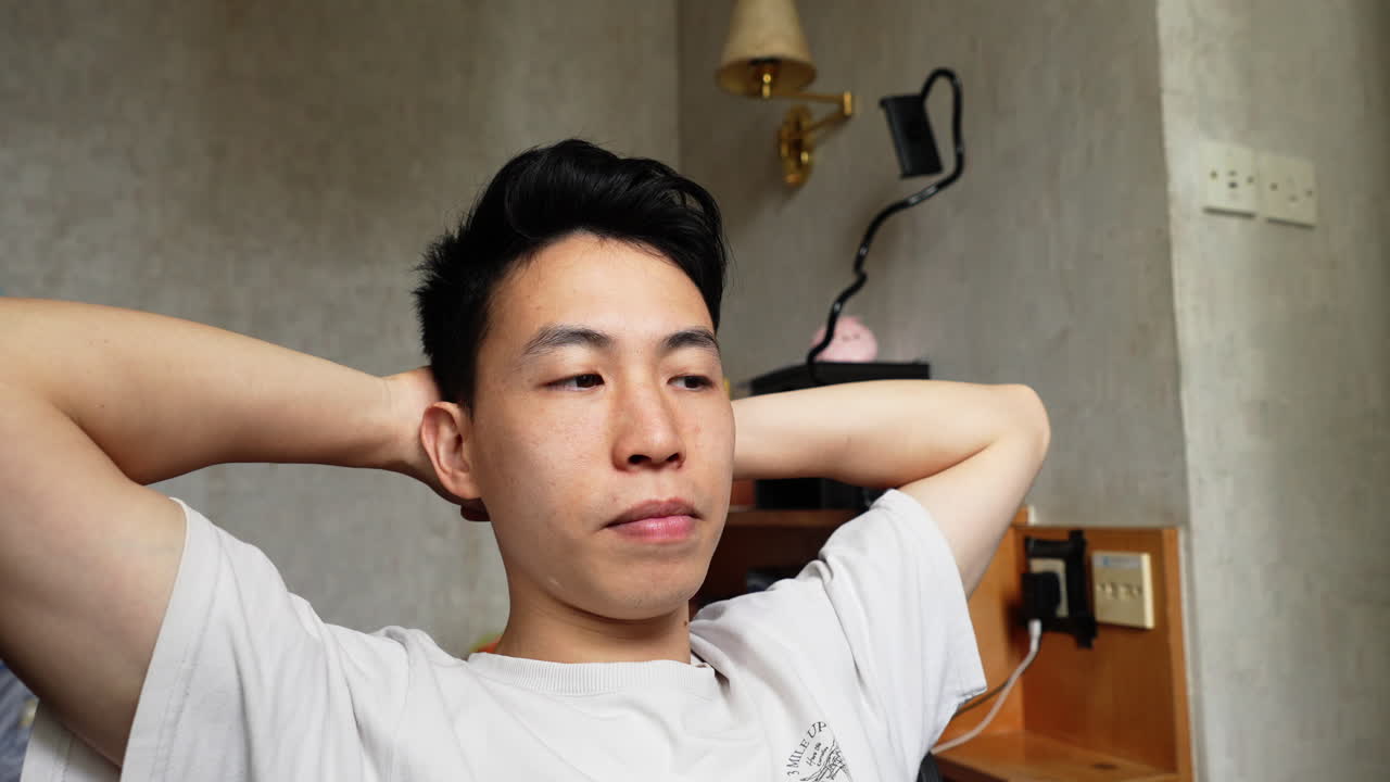 조용히 의자에 앉아 있는 동양인