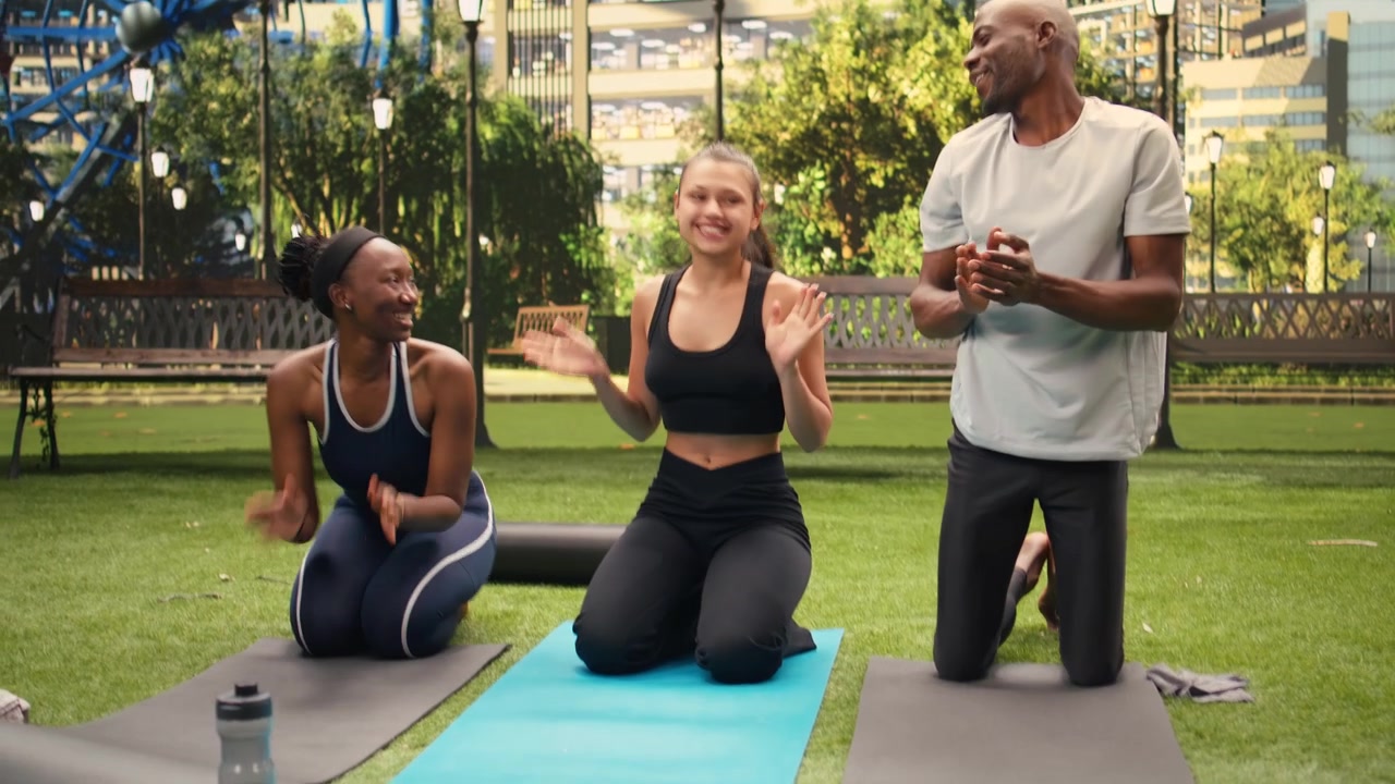Gruppo di amici che esegue la posizione del cobra su tappetini da yoga