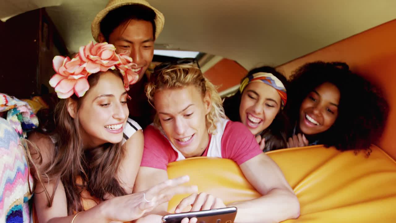 행복한 친구가 휴대폰 4k로 셀카를 찍고 있습니다.