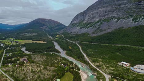 Antena-A-Lo-Largo-Del-Río-Y-La-Carretera-Cerca-De-Donnfossen,-Nordberg,-Noruega