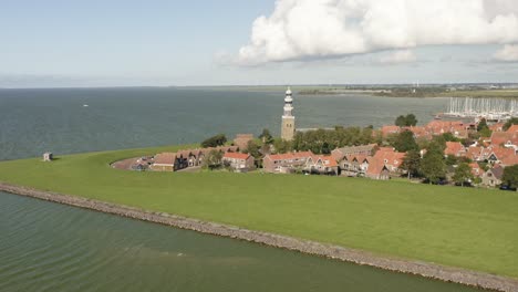 Toma-Aérea-De-La-Pintoresca-Ciudad-Costera-De-Hindeloopen-Y-Marina-En-Friesland,-Países-Bajos,-En-Un-Hermoso-Día-Soleado-De-Verano