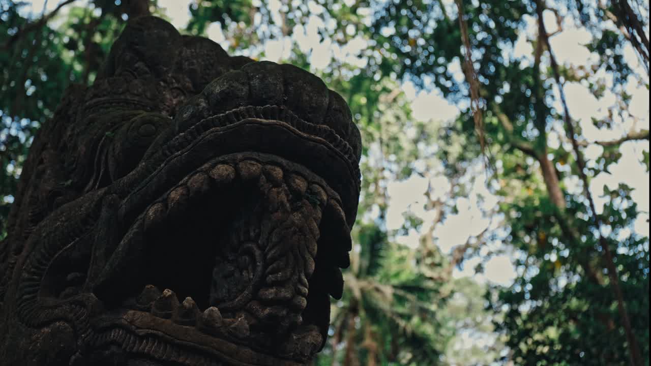 Ornamento de torre em templo balinês em Bali, Indonésia, ângulo baixo, panorâmica para a direita