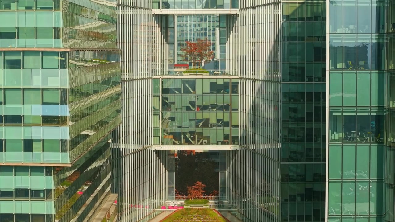 Vista aérea com movimento de câmera revelando um edifício moderno com vãos em sua estrutura em Nueva Las Condes em um dia ensolarado, Santiago, Chile