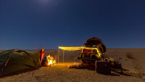 Acampar-Bajo-Un-Cielo-Estrellado-En-Medio-Del-Desierto-Es-Lo-Que-Debe-Ser-Un-Fin-De-Semana