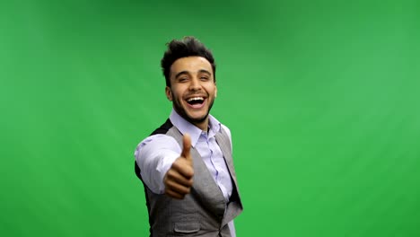 hombre de negocios sostiene los pulgares hacia arriba retrato sonriente feliz joven hombre de negocios alegre sobre pantalla verde clave de croma