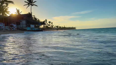 Wellen-Rollen-Bei-Flut-Bei-Sonnenuntergang-Auf-Der-Dominikanischen-Insel-Hispaniola,-Punta-Cana