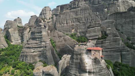 Monasterio-De-Meteora-Y-Montañas-En-Tesalia,-Grecia-Continental---Antena-4k-Hacia-Atrás