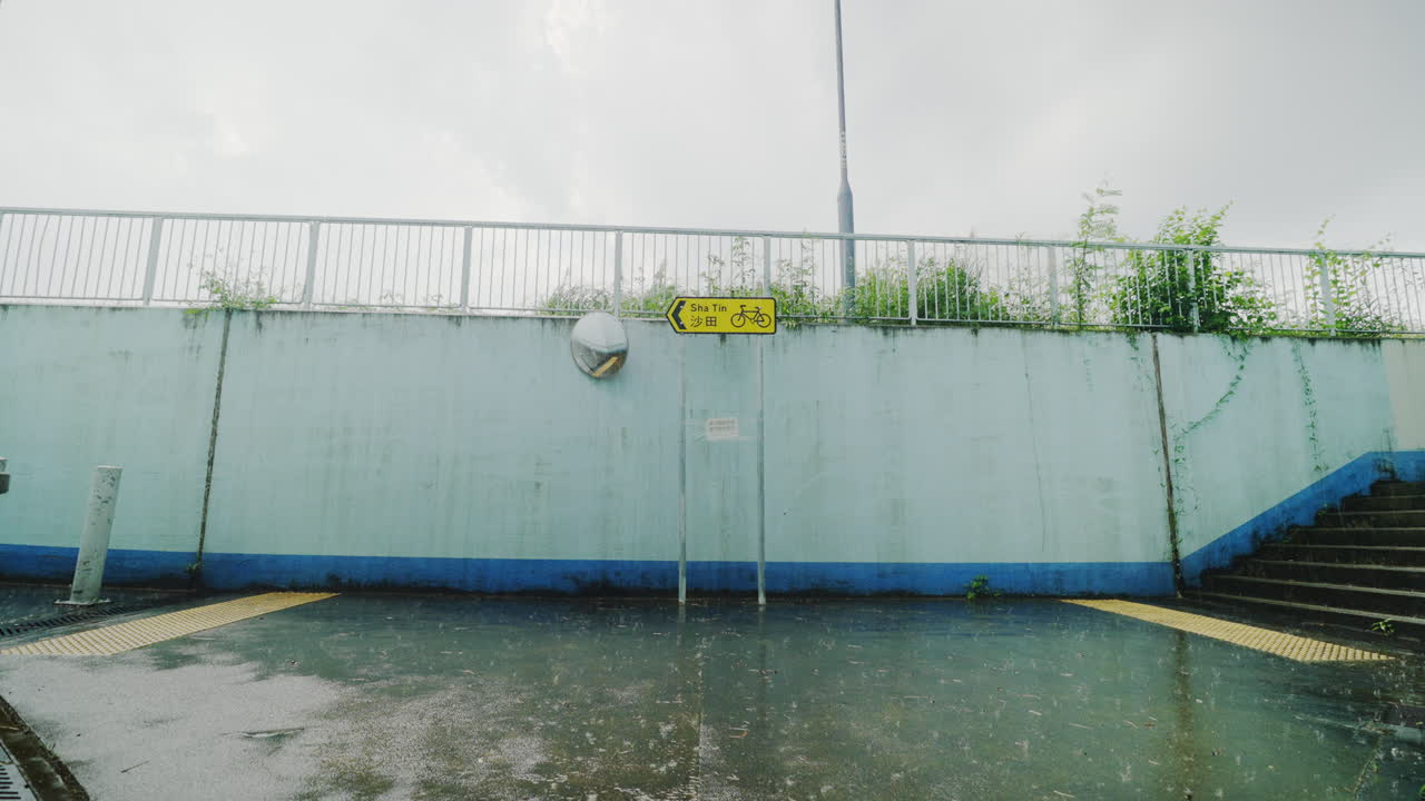 gimbal wanderlust: 홍콩 주거 건물의  ⁇ 개  ⁇ 에 비가 오는 거리