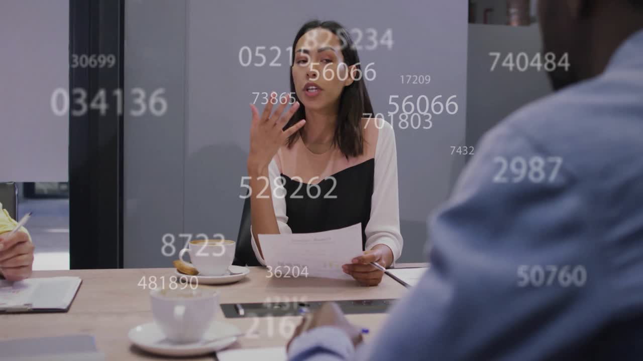 Animazione dell'elaborazione dati su diverse figure professionali in ufficio