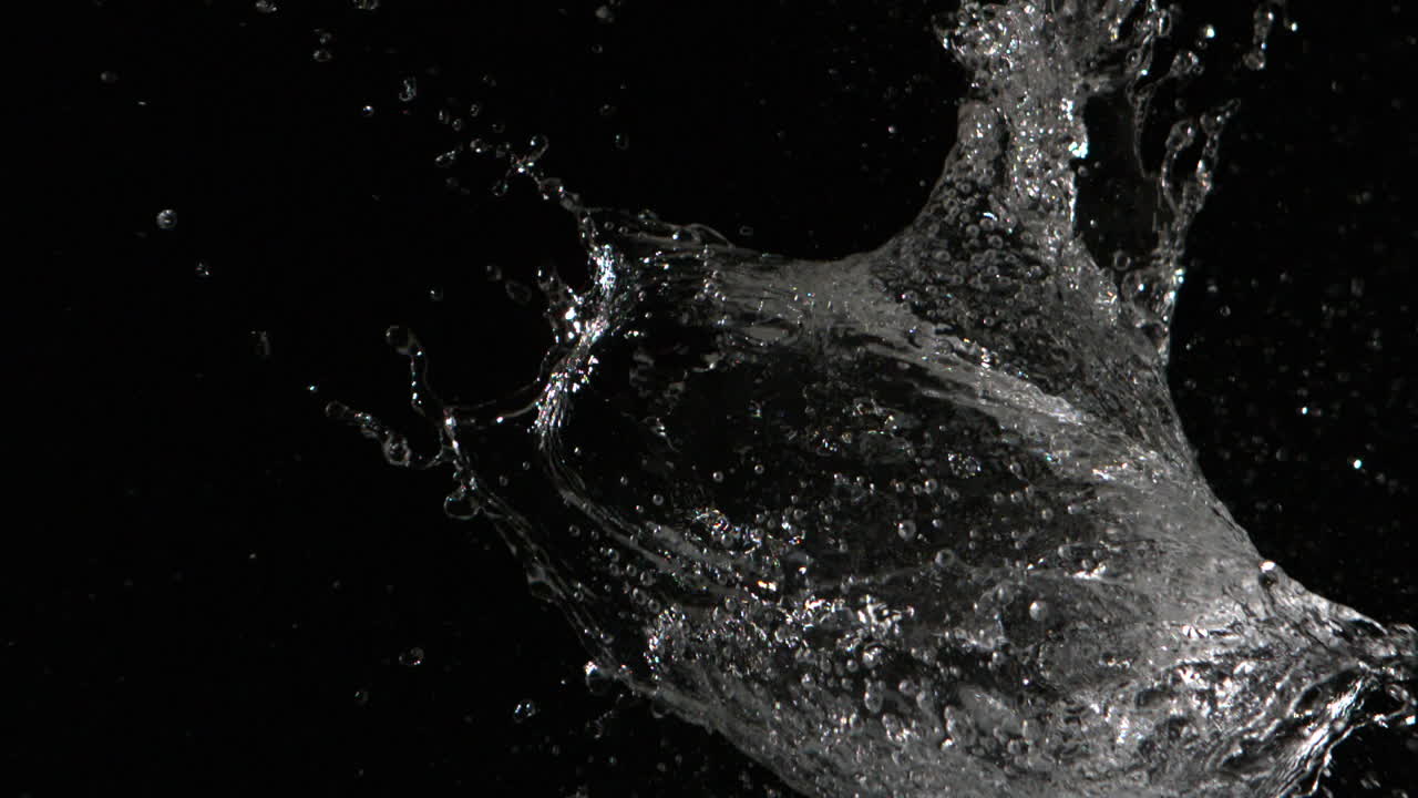 천천히 움직이는 다트 르는 물 풍선