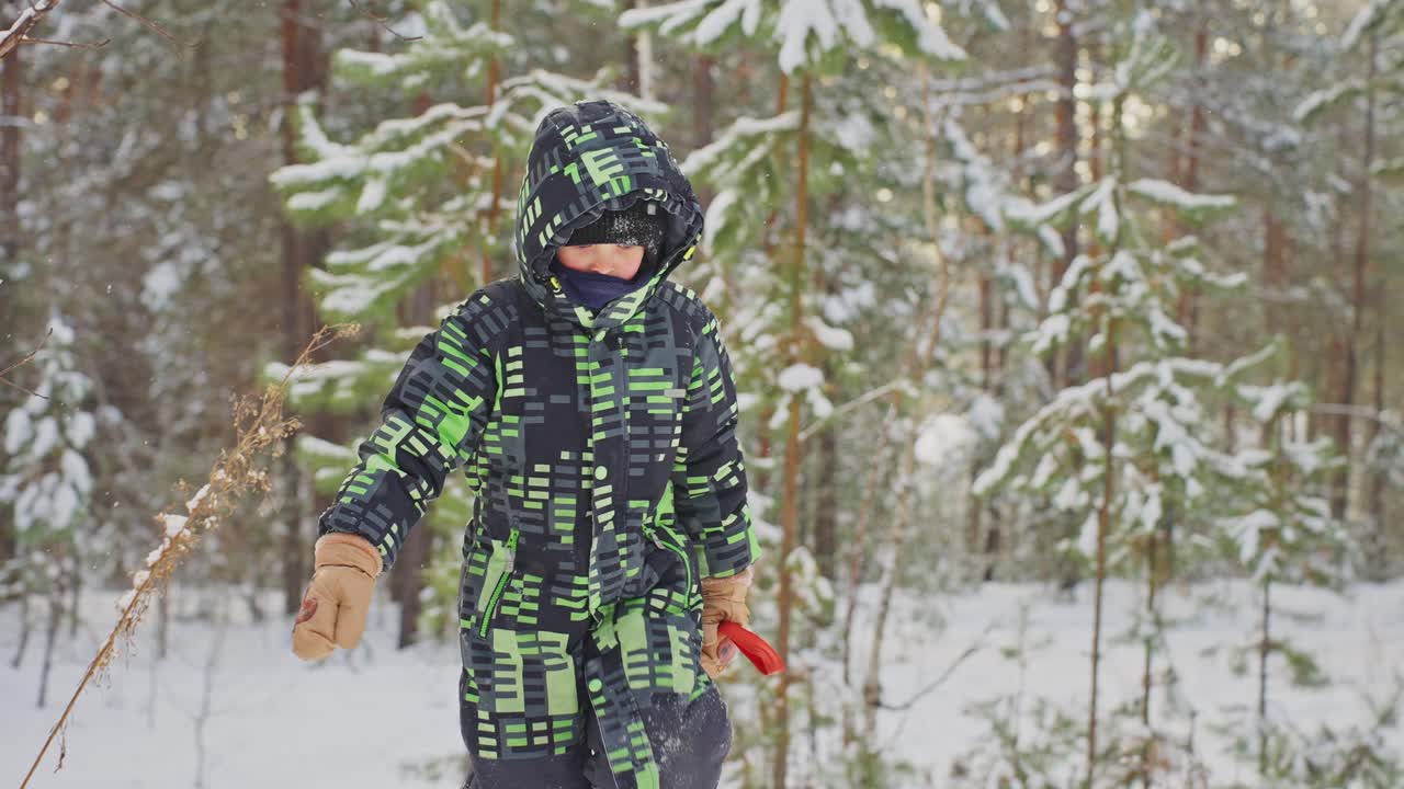 Ragazzo in una foresta innevata d'inverno