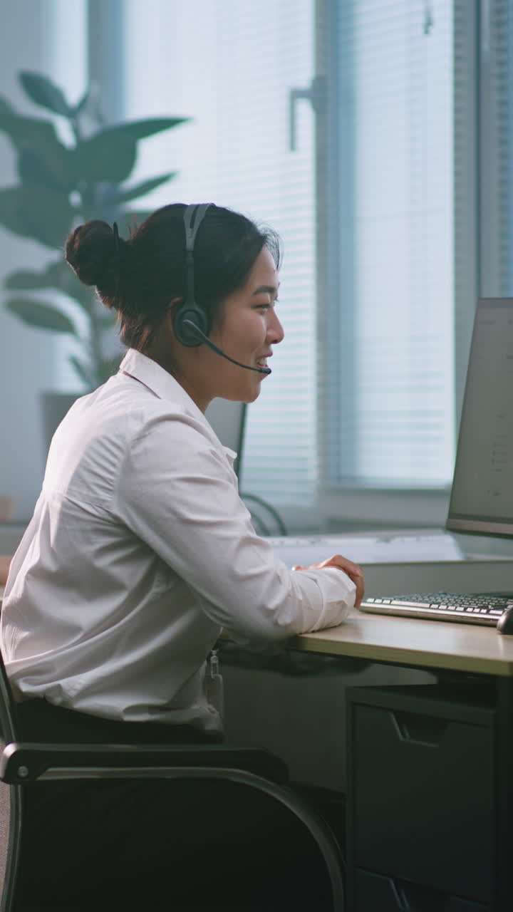 mujer asiática en silla de ruedas trabajando desde casa