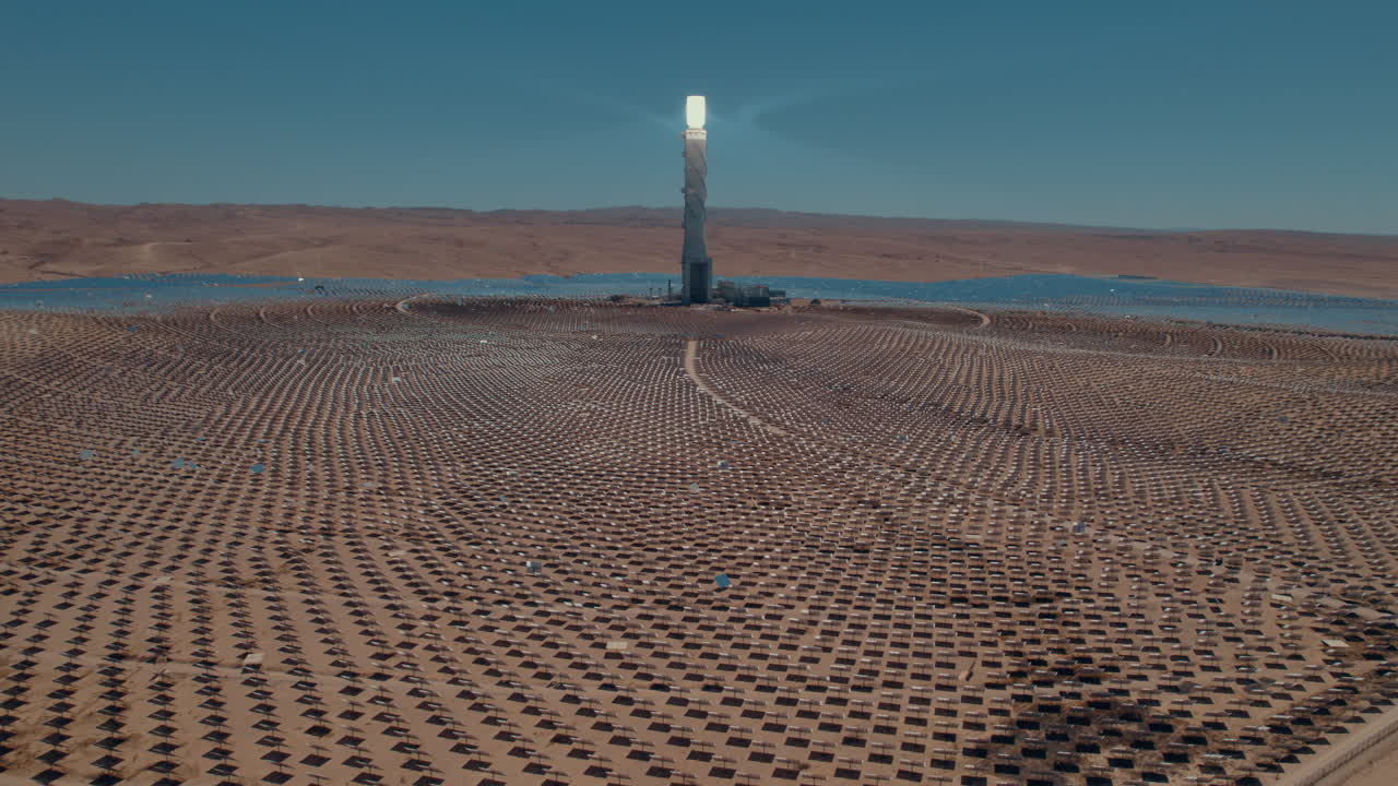 수백 개의 거울이 있는 거대한 태양열 발전소 - 느린 추적 시차 드론 샷