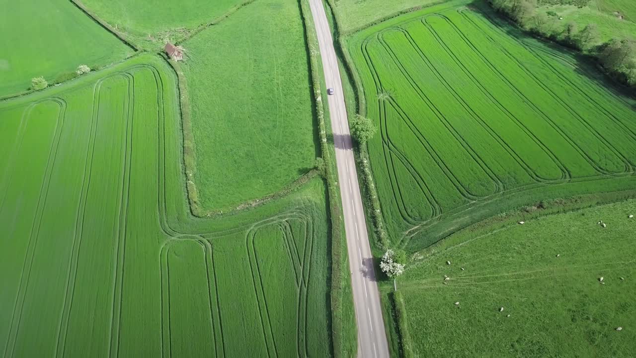 영국 시골의 시골 도로를 따라 비행하는 공중 전망과 함께 자동차 경주