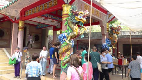 multitud de personas que visitan un templo tradicional