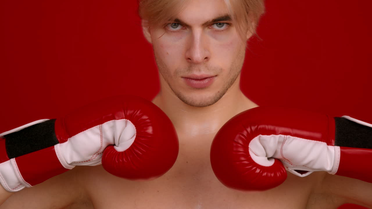 hombre con guantes de boxeo