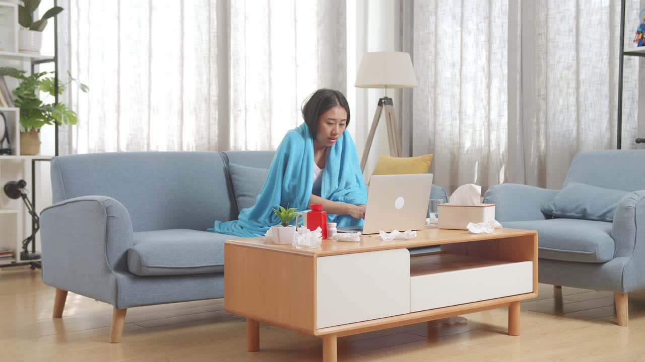 집에서 병에 걸린 여성이 비디오 상담을 받고 있습니다.