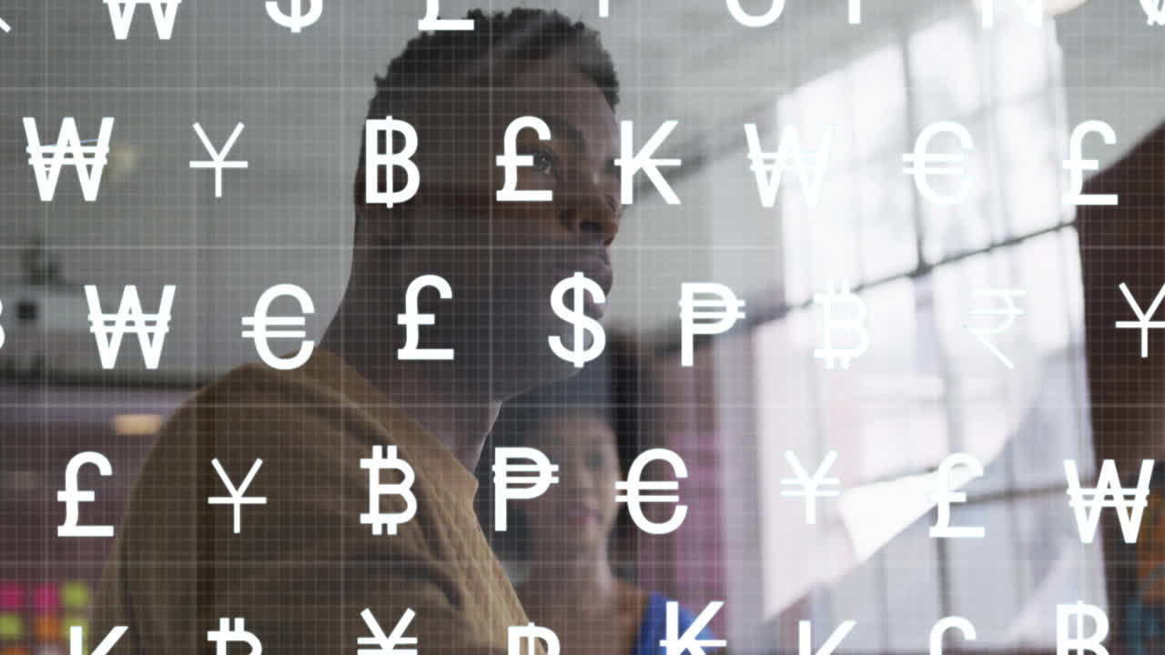 Animazione di simboli di valuta ed elaborazione dati su un uomo d'affari afroamericano in ufficio