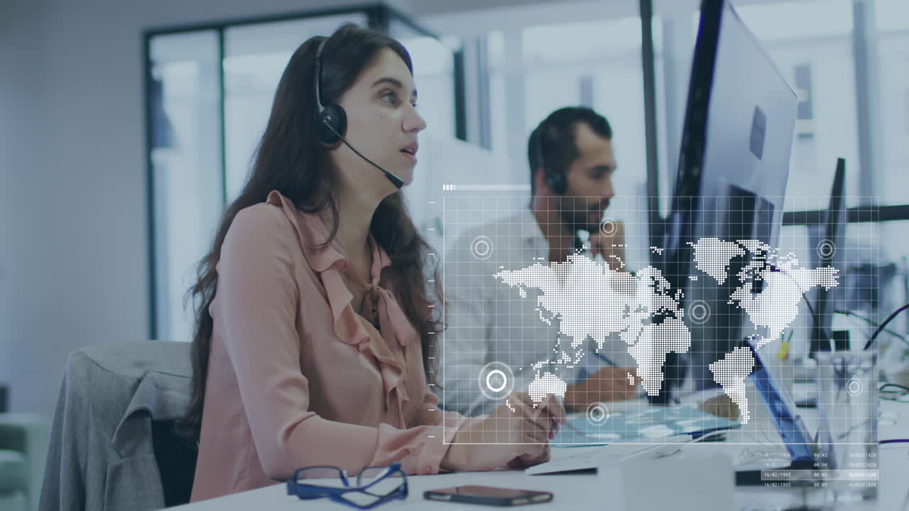 animación del procesamiento de datos y el mapa del mundo sobre diversas personas de negocios en la oficina