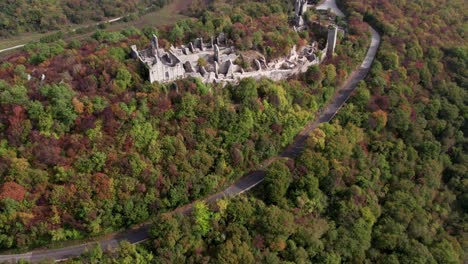 Ruinas-De-Dvigrad-En-La-Cima-De-La-Montaña-En-El-Valle-De-Draga-En-Un-Día-Soleado,-Aéreo