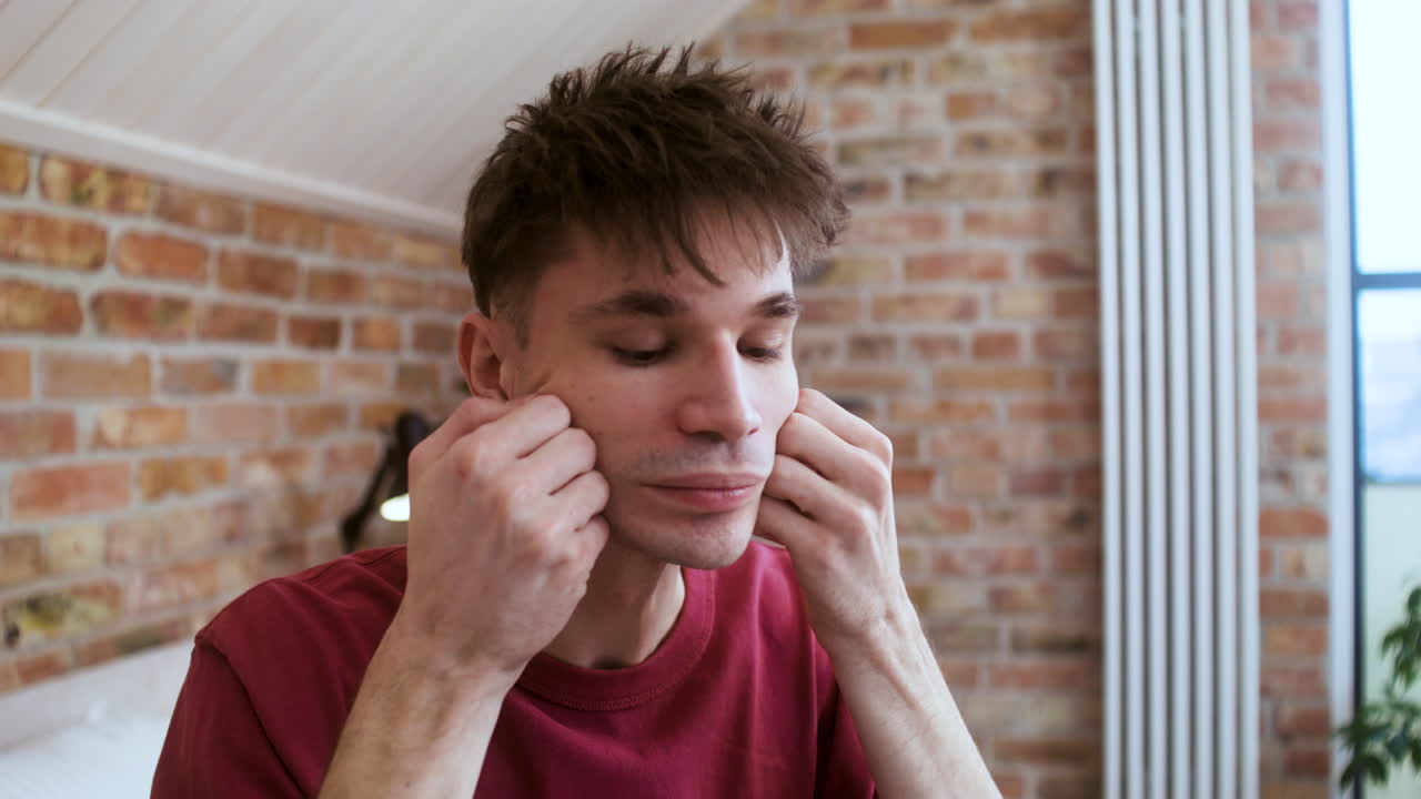 침실에 있는 남자