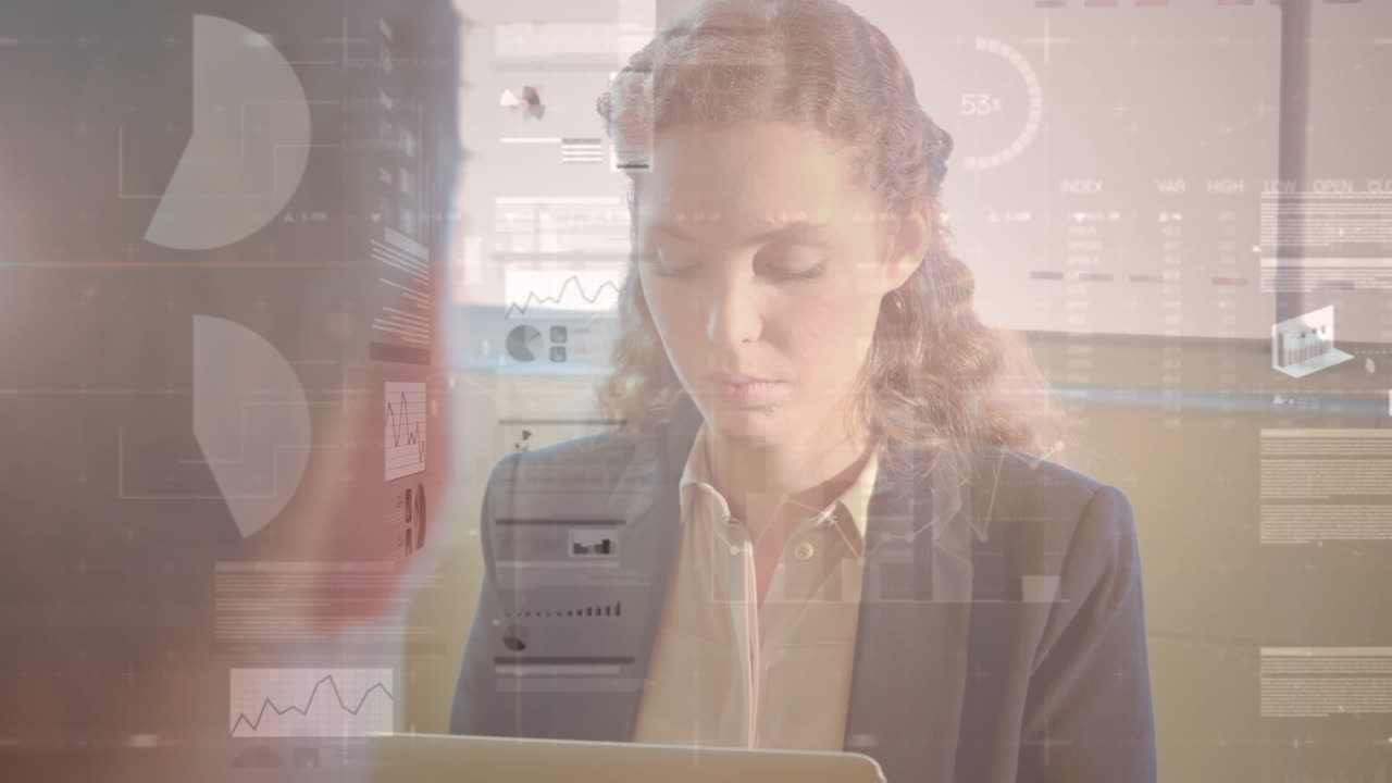 animación del procesamiento de datos financieros sobre diversas personas de negocios