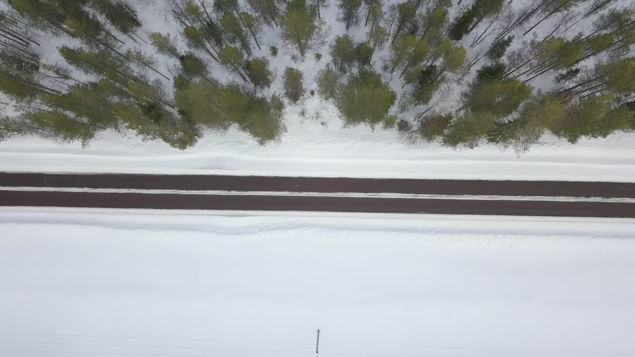 이미지 컴포지션에서 오른쪽에서 왼쪽으로 운전하는 흰색 밴