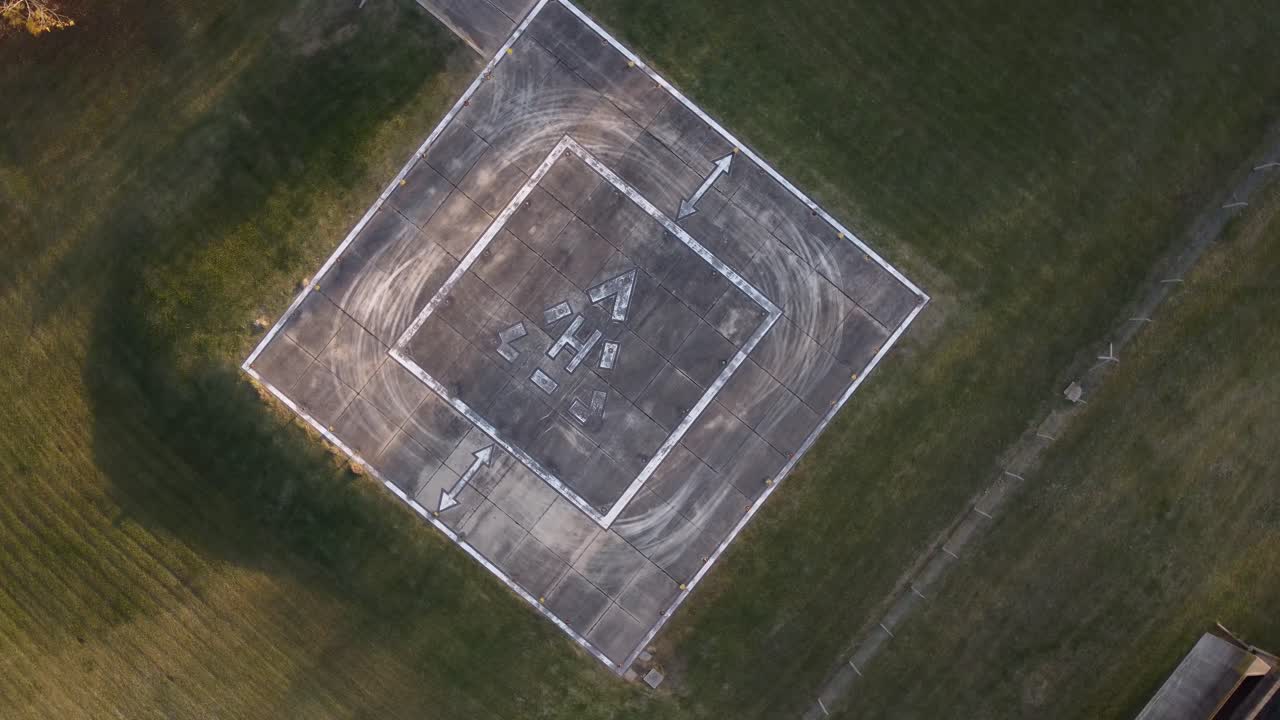 잔디밭에 있는 빈 헬기장의 천천히 돌고 있는 공중 전망