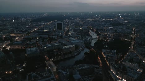 Toma-Aérea-Nocturna-Del-Río-Spree-En-El-Centro-De-Berlín-En-Alemania.