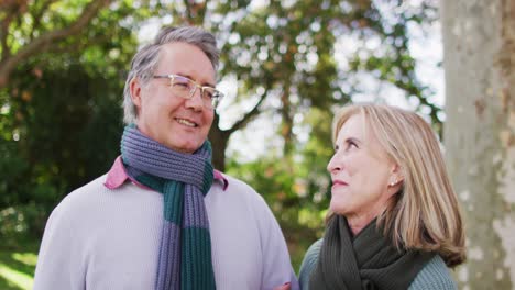 Retrato-En-Video-De-Un-Feliz-Esposo-Y-Esposa-Caucásicos-Hablando-Y-Sonriendo-En-El-Jardín-De-Otoño