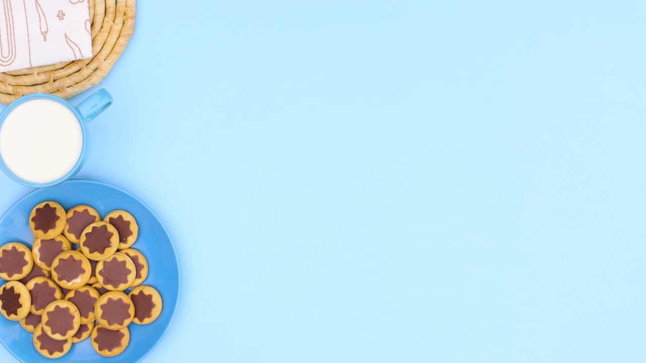 marco para la receta aparecen en tema azul con galletas en el plato y leche en la taza en el lado derecho. detener el movimiento