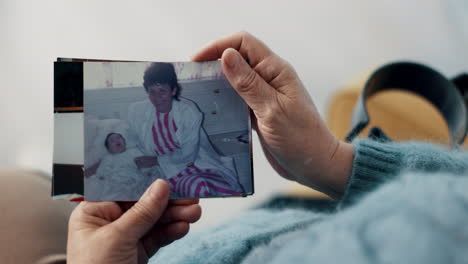 Foto,-Hände-Und-Erinnerung-An-Eine-Person-Zu-Hause