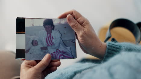 fotografía, manos y recuerdo de una persona en el hogar