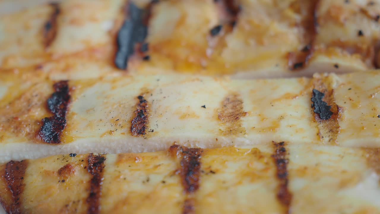 Primo piano di pollo alla griglia