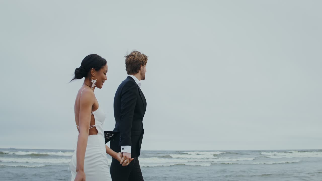 해변 에서 산책 하는 결혼 부부