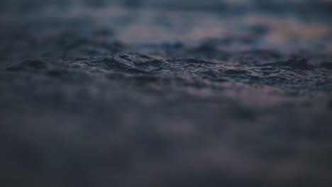 primer plano de la superficie del agua al atardecer