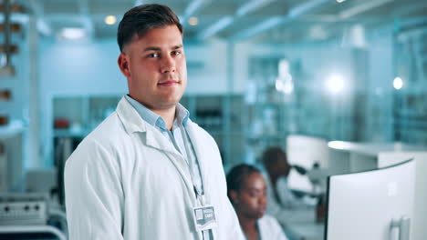 científico sonriente en un laboratorio moderno