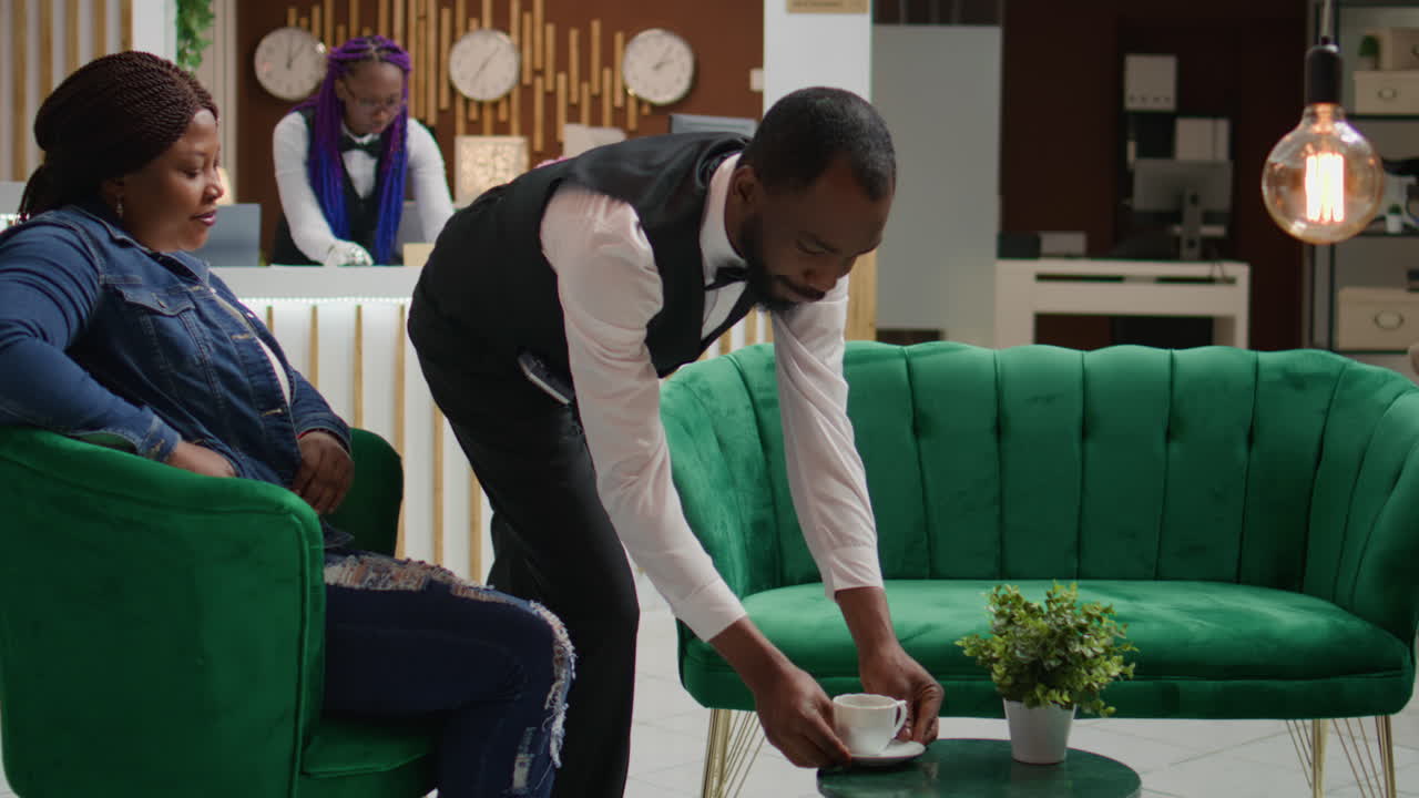 커피 한 잔 을 지불 하는 여자