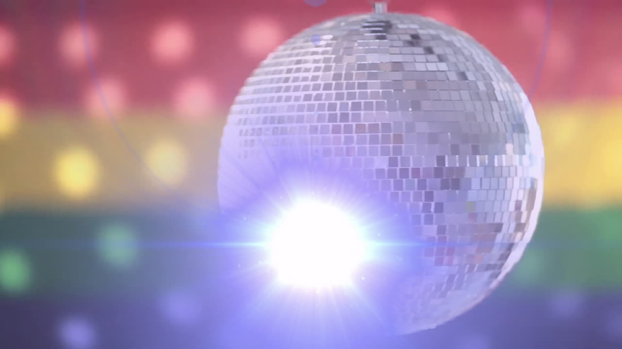 bola de discoteca girando con reflejos de luz sobre el fondo de animación de colores