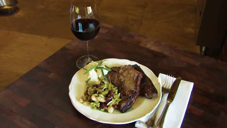 chuletas de cordero servidas con ensalada