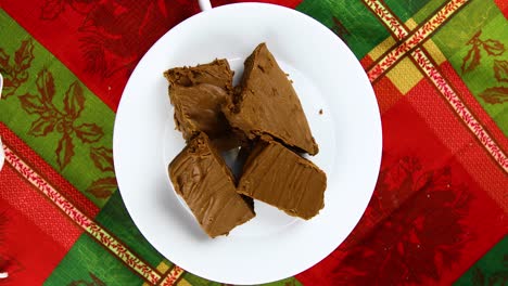 fudge brownies girando en un plato