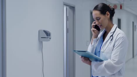 profesional médico que trabaja en un hospital