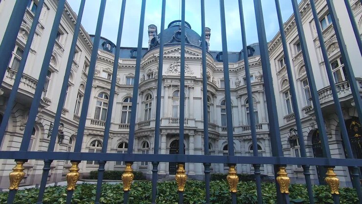 Bruselas, Bélgica, grafiti, mural, metro, Atomium, autobús, estatuas y plazas en cámara lenta.