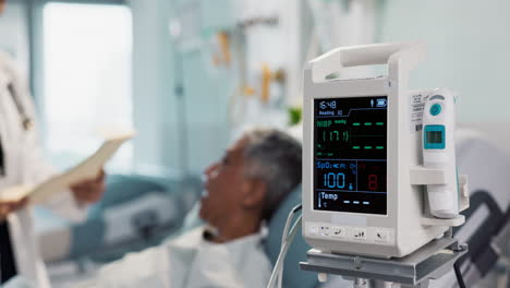 paciente, médico y monitor cardíaco